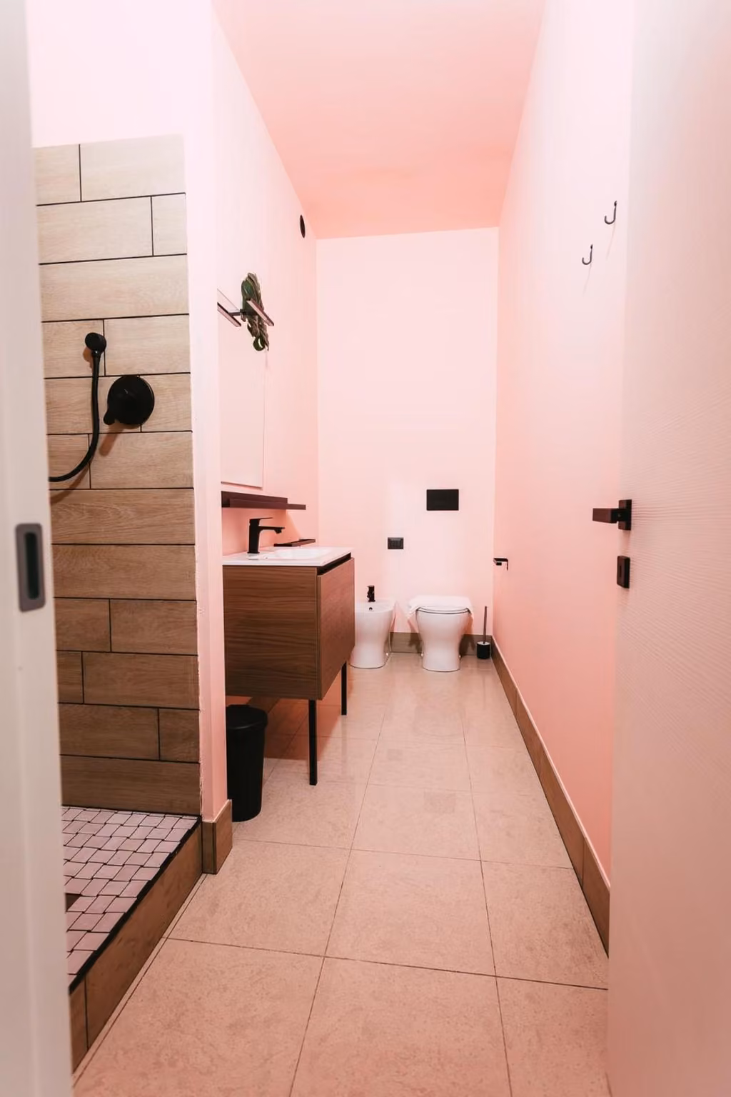 Terzo bagno privato con finiture chiare
