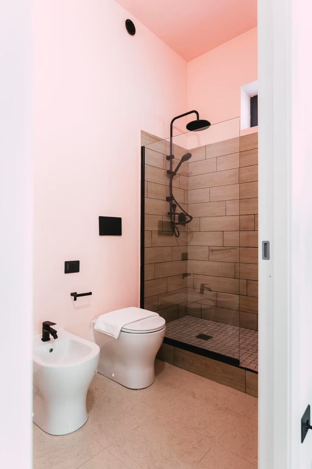 Bagno privato della camera con doccia e finiture chiare