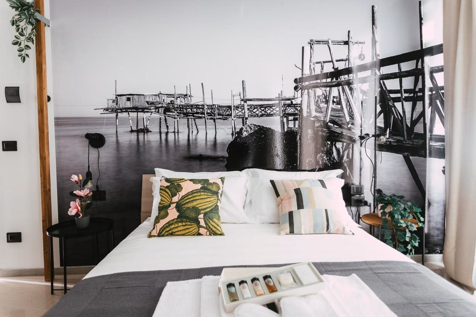 Camera matrimoniale del Le Camere ai Trabocchi a Vasto Marina, letto con lenzuola bianche e luce naturale